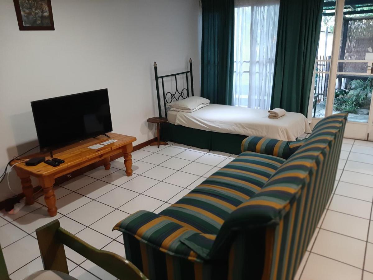Elephant Walk Guesthouse And Back Packers 팔라보르와 외부 사진